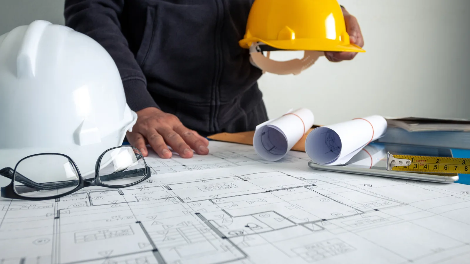 Plans techniques et casques de chantier — bureau d'étude Burlinchon